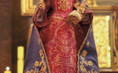  Figura Matki Bożej Zbrosławickiej. W 2010 roku zakończyła się jej konserwacja i z powrotem trafiła na szczyt ołtarza 