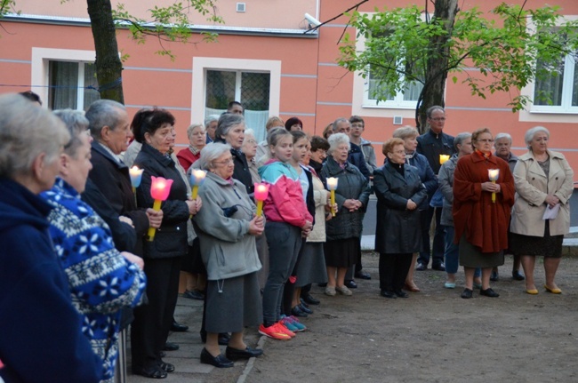 Nabożeństwo majowe w radomskiej parafii pw. MB Bolesnej na osiedlu Obozisko