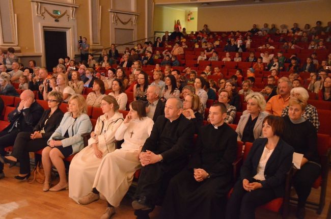 Rysowały i śpiewały dla papieża 