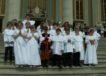 Dzieci z parafii w Zdunach na stopniach bazyliki w Licheniu