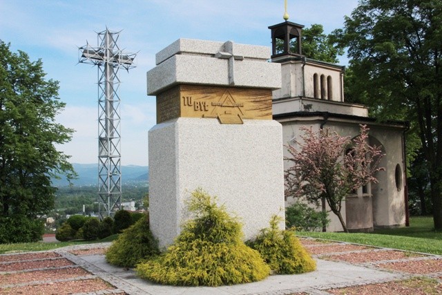 W miejscu ołtarza, przy którym św. Jan Paweł II sprawował Eucharystię, stoi kamienny obelisk