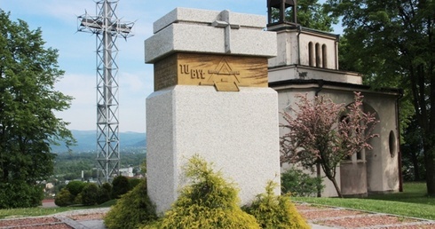 W miejscu ołtarza, przy którym św. Jan Paweł II sprawował Eucharystię, stoi kamienny obelisk