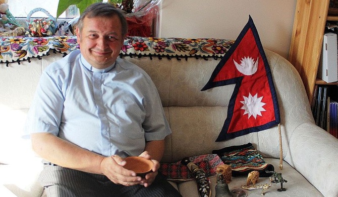 Ks. Stanisław Cader trzyma miseczkę, podobną do tych, z którymi nepalscy staruszkowie proszą o pomoc