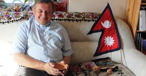 Ks. Stanisław Cader trzyma miseczkę, podobną do tych, z którymi nepalscy staruszkowie proszą o pomoc
