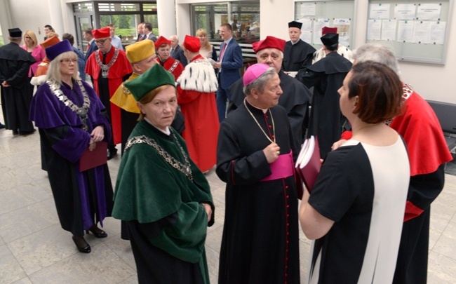 Doktorat honoris causa dla bp. Henryka Tomasika