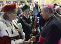 Bp Henryk Tomasik odbiera gratulacje od prof. Tamary Zacharuk, rektor Uniwersytetu Przyrodniczo-Humanistycznego w Siedlcach