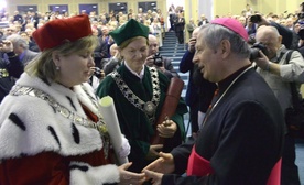 Bp Henryk Tomasik odbiera gratulacje od prof. Tamary Zacharuk, rektor Uniwersytetu Przyrodniczo-Humanistycznego w Siedlcach