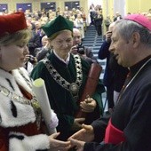 Bp Henryk Tomasik odbiera gratulacje od prof. Tamary Zacharuk, rektor Uniwersytetu Przyrodniczo-Humanistycznego w Siedlcach