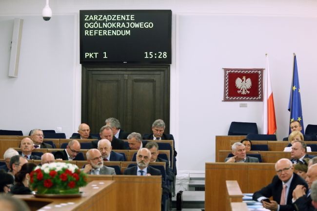 Senat zdecyduje o referendum o 9.00