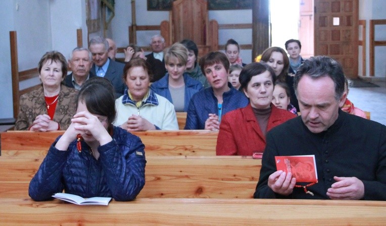 Czerwony różaniec w Kaninie