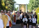 Uroczyste wprowadzenie obrazu i relikwii do kościoła parafialnego 