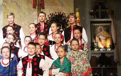 Młodzi z zespołu "Bielsko" żywiołowo śpiewali ulubione pieśni Papieża-Polaka
