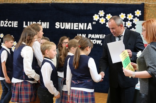 Skoczowscy uczniowie na 20. rocznicę wizyty Jana Pawła II