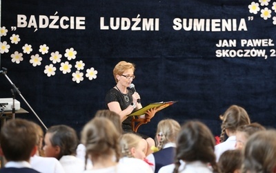 Katarzyna Czujak w SP nr 3 prezentuje najbardziej wzruszające wspomnienia, zanotowane przez "Papieskich detektywów"