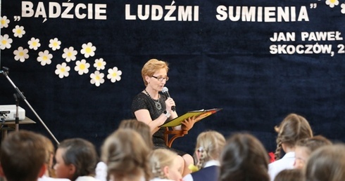 Katarzyna Czujak w SP nr 3 prezentuje najbardziej wzruszające wspomnienia, zanotowane przez "Papieskich detektywów"