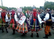 Taniec łowickich pielgrzymów przed pomnikiem kard. Stefana Wyszyńskiego