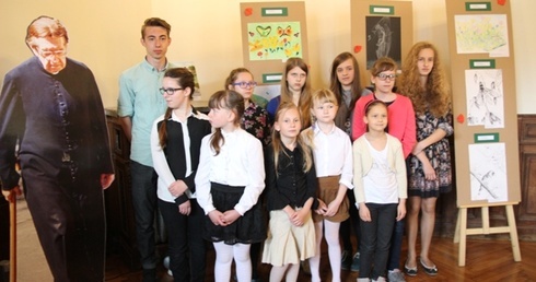 Laureaci konkursu do pamiątkowej fotografii pozowali z ks. Twardowskim, któremu dedykowali swoje prace...