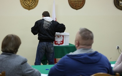 Ostatni wyborcy w lokalu wyborczym w Kowalach pojawili się około 22.00