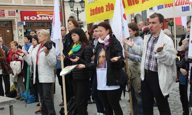 Na oświęcimskim Rynku uczestnicy marszu razem modlili się o wylanie Ducha Świętego