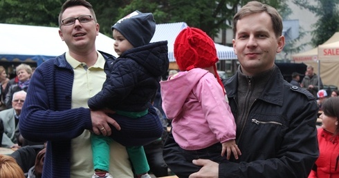 Ojcowie, którzy nie boją się nowego zycia, przychodzącego w ich rodzinach