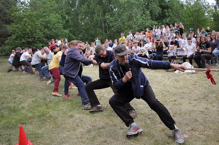 Do drużyny nauczycieli i rodziców dołączył prowadzący zawody Tadeusz Rutkowski. Tuż za nim dyrektor Przemysław Jabłoński