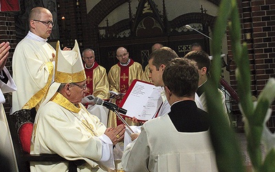  Biskup gliwicki udzielił święceń kapłańskich czterem diakonom