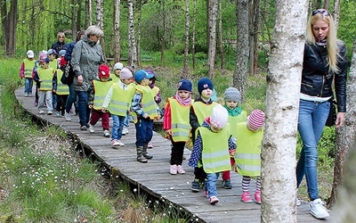  Grupa przedszkolaków na spacerze
