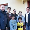  Rodzina Izabeli Zacharskiej- -Quaium i Khalilula Quaiuma razem z proboszczem ks. Jarosławem Kuleszą