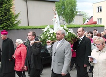Po Mszy św. ruszyła procesja różańcowa z ukoronowaną figurą Matki Bożej Fatimskiej ulicami należącymi do parafii  