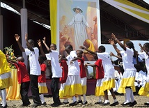 Taneczna procesja podczas  Mszy św. w kenijskim Nyeri, podczas której błogosławioną została ogłoszona s. Irene Stefani