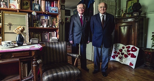 Po mieszkaniu ks. Twardowskiego oprowadzają jego opiekunowie i sąsiedzi, bliźniacy – Tadeusz i Czeslaw Olszewscy