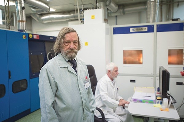  Dr Zygmunt Łuczyński, dyrektor Instytutu Technologii Materiałów Elektronicznych w Warszawie, w jednym z laboratoriów, w których powstają warstwy grafenowe