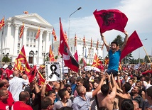 17.05.2015, Skopje. Protestujący przed budynkiem rządu demonstranci mieli także albańskie flagi