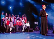  Abp Wiktor Skworc i włoski  chór dziecięcy Minicoro  di Rovoreto na scenie Domu Muzyki i Tańca w Zabrzu