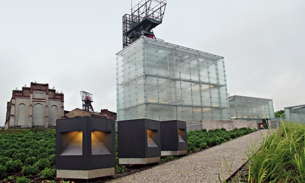  Nowa siedziba Muzeum Śląskiego – budynki po kopalni „Katowice” i świetliki nad potężnym gmachem, który został ukryty pod ziemią