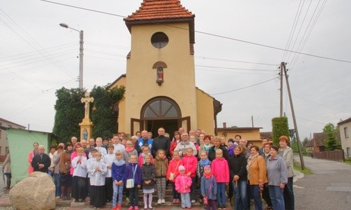 Majowa kapliczka w Łukowie Śl.