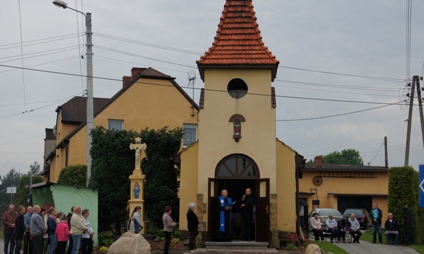 Majowa kapliczka w Łukowie Śl.