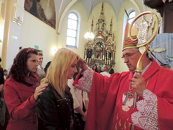 Działanie Ducha nie kończy się na bierzmowaniu. Na zdjęciu bp Jan Styrna udziela sakramentu bierzmowania w Borzęcinie