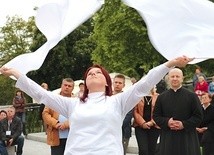  Modlitwa uwielbienia flagami. Więcej na: radom.gosc.pl