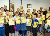  Laureaci z bp. Henrykiem Tomasikiem, ks. Stanisławem Łabendowiczem, dyrektorem Wydziału Katechetycznego, i organizatorami