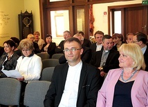  Prof. KUL Agnieszka Lekka-Kowalik (z prawej) i ks. Wojciech Wojtyła  przed drugą częścią sympozjum