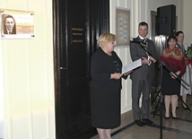  Małgorzata Wydra dziękowała za uhonorowanie męża Tadeusza.  Stoją obok Mateusz Szczurek i Mirosława Boryczka