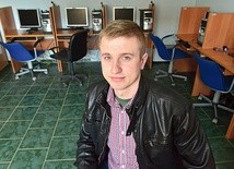  Daniel Hurlak opiekuje się m.in. pracownią komputerową w Konarach 