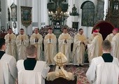 Na zakończenie rytu święceń wszyscy biskupi i kapłani przekazują neoprezbiterom znak pokoju