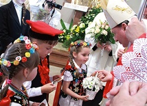Dzieci w imieniu parafii dziękowały biskupowi za konsekrację świątyni