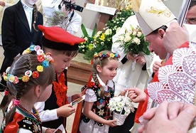 Dzieci w imieniu parafii dziękowały biskupowi za konsekrację świątyni