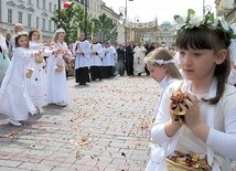 Centralna procesja Bożego Ciała w Warszawie co roku gromadzi  kilka tysięcy wiernych