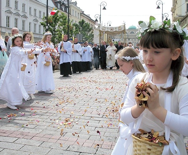 Centralna procesja Bożego Ciała w Warszawie co roku gromadzi  kilka tysięcy wiernych