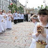 Centralna procesja Bożego Ciała w Warszawie co roku gromadzi  kilka tysięcy wiernych