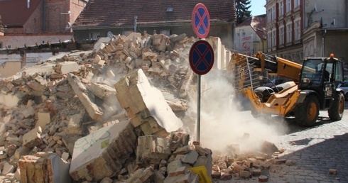 Caritas legła w gruzach...